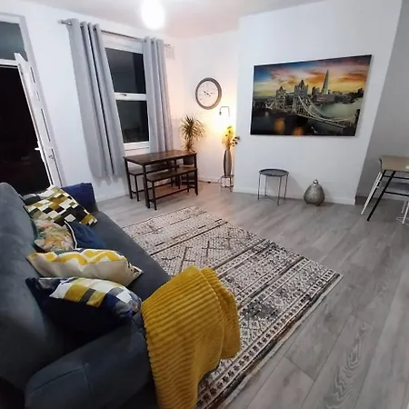 Comfortable 2beds House 4 Contractors & Staycation بيت للعطل ليدز